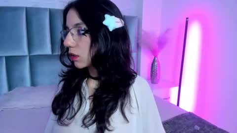 hollypeach_ online show from February 16, 7:34 pm