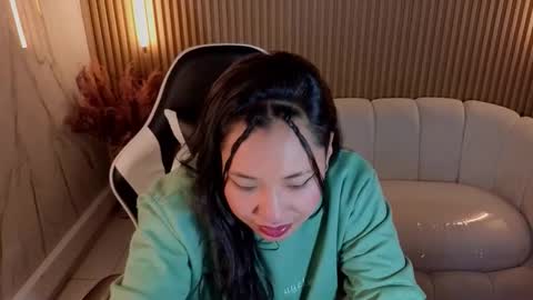 Holly  online show from November 1, 2:05 pm