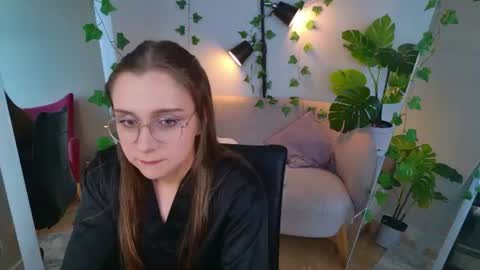 My name is Holly  online show from July 3, 3:33 am