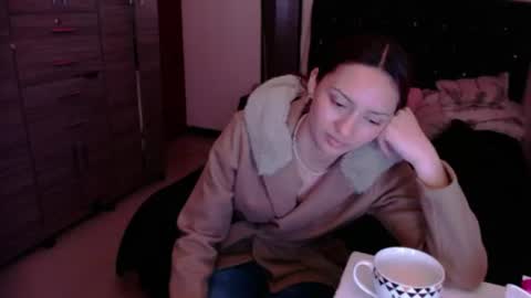 holy_julii online show from June 15, 3:31 am