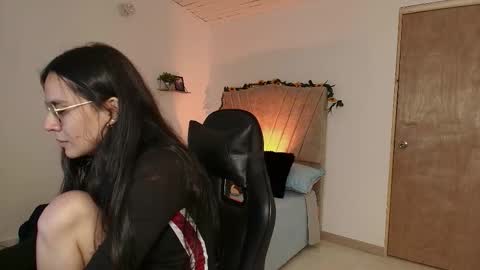 Snapshot of honey_buu chatting on September 16, 4:32 pm   online show from September 16, 4:32 pm
