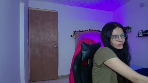 Snapshot of honey_buu chatting on September 23, 3:17 pm   online show from September 23, 3:17 pm