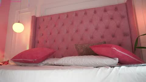 Honey Moon  Help me to reach 100 thumbs up online show from March 31, 10:32 pm