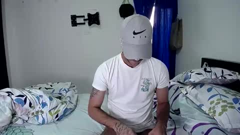 BoyHornyDirty online show from November 18, 9:18 pm