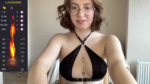 Snapshot of hot_lliinns chatting on March 11, 6:52 am Lina online show from March 11, 6:52 am