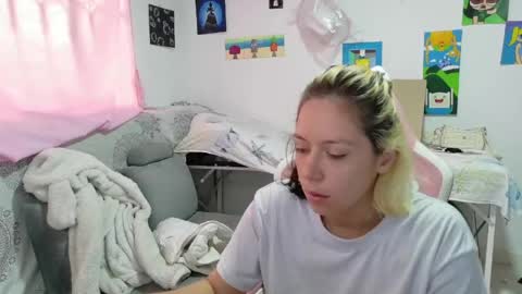 Mia online show from May 5, 3:51 pm