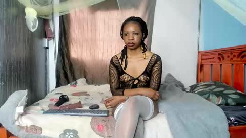 hot_moxie online show from October 3, 5:05 am