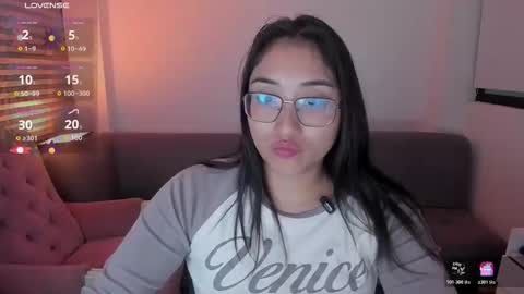 hottbee3645 online show from February 5, 10:13 pm