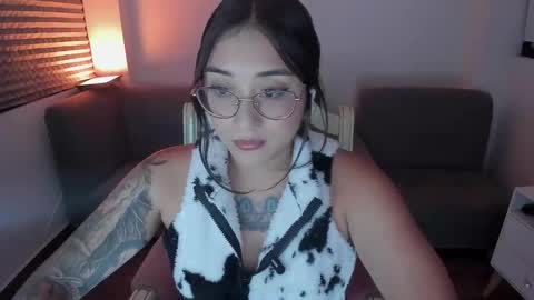 hottbee3645 online show from January 10, 7:52 pm