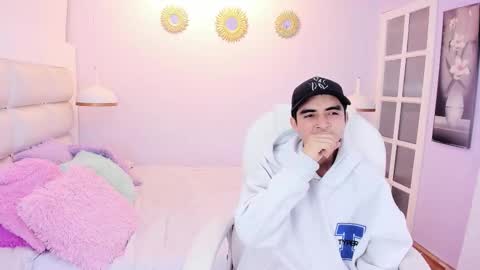 hottiie_guy online show from November 13, 6:32 pm