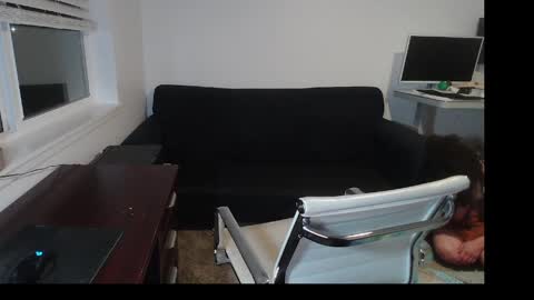 hungmtnman2256 online show from April 8, 4:15 am