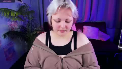 Hwasa online show from April 17, 6:05 am