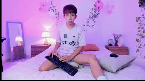 Son Hyunjin online show from April 6, 2:40 pm