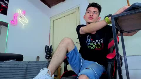 kelvis online show from April 18, 11:49 pm