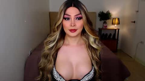 QUEEN SUSSIE BROWN online show from December 18, 3:57 am