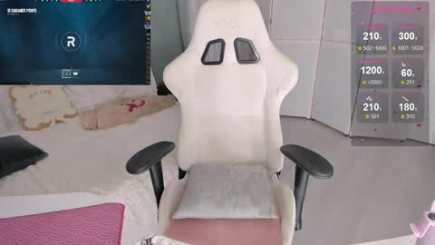 HiI am  EvaPVT is open  online show from April 19, 6:10 pm