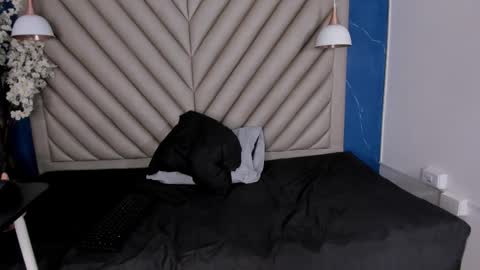 ibbie_ online show from November 19, 12:15 pm