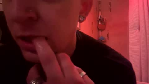 iknowuslut online show from April 7, 8:05 am