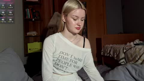 ShyLuna online show from April 8, 9:34 am