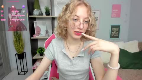 Mia online show from November 12, 3:36 pm