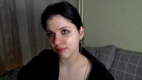 Mia online show from April 2, 1:40 pm