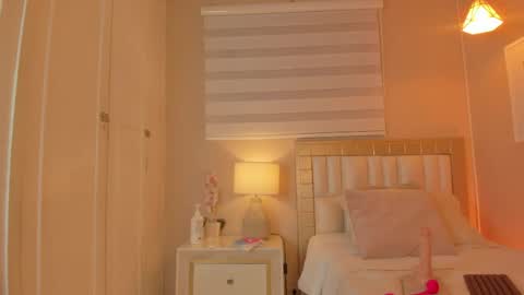 isabela__x online show from May 18, 11:38 am