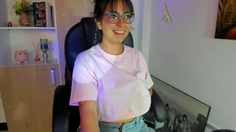 Snapshot of isabella22_1 chatting on March 4, 9:43 pm Isabella22 1 online show from March 4, 9:43 pm