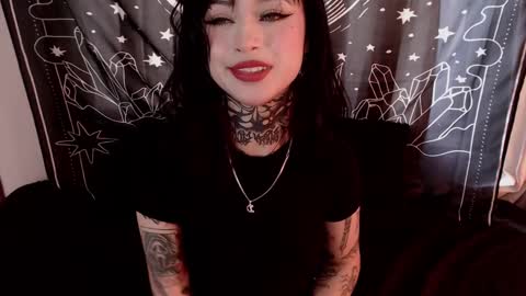 Snapshot of isabella__dark chatting on January 2, 10:01 pm    online show from January 2, 10:01 pm