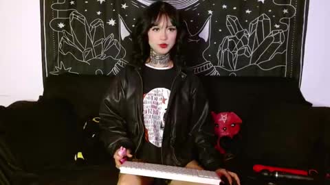 Snapshot of isabella__dark chatting on October 27, 1:27 am    online show from October 27, 1:27 am