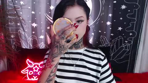 Snapshot of isabella__dark chatting on February 14, 7:33 pm    online show from February 14, 7:33 pm