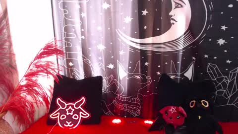 Snapshot of isabella__dark chatting on February 21, 7:32 pm    online show from February 21, 7:32 pm