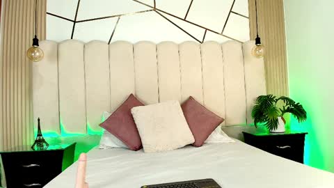 ISABELLA WILLS  online show from April 1, 12:39 pm