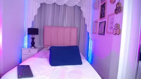 Isabelle Daza online show from December 17, 12:12 pm