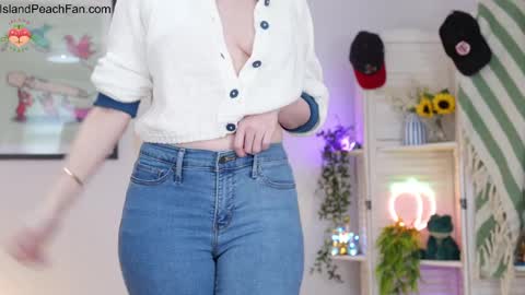 Lou  Peaches online show from April 4, 2:13 pm