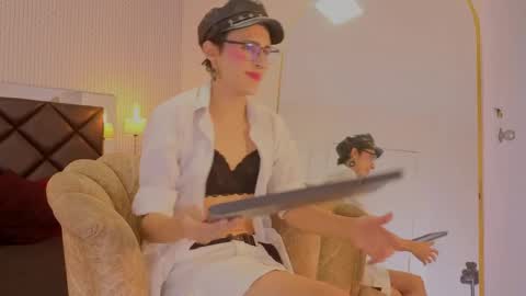 Isol online show from April 18, 8:09 pm