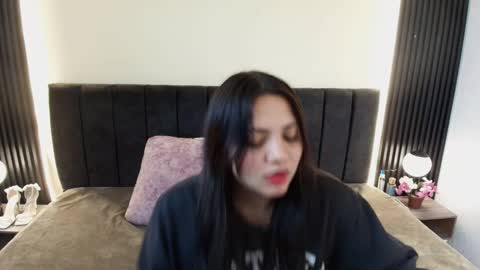 I V O N N E R O S S online show from March 17, 12:10 pm