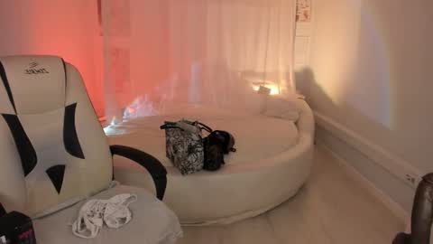 Snapshot of ivyhoney chatting on October 25, 8:35 am IVY - Follow me 3 online show from October 25, 8:35 am