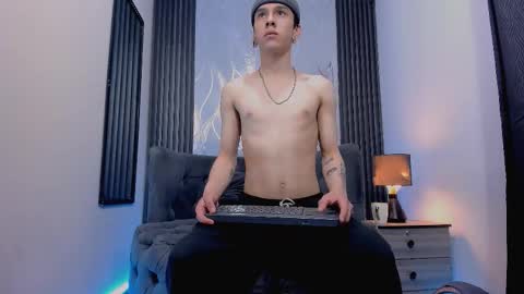 james_adamss_ online show from January 17, 12:47 pm