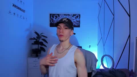 james_adamss_ online show from November 25, 3:33 pm