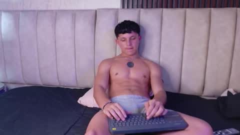 jamesgolden_ online show from December 3, 11:27 pm