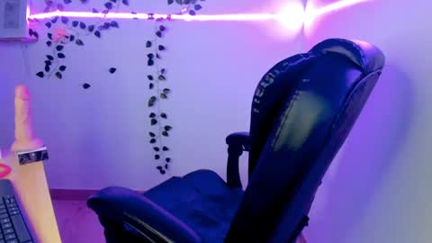 Jaulyn online show from April 17, 9:50 pm