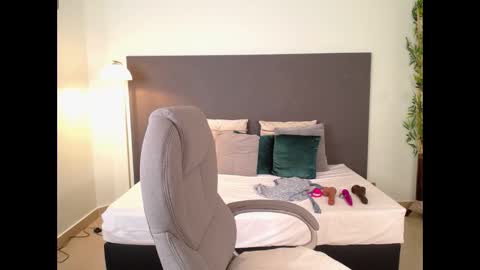 jeinnovemontenegr0 online show from March 15, 4:43 pm