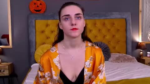 Jessica White online show from December 17, 5:25 am