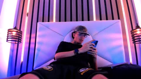 johnsonisaac94  online show from September 18, 2:15 am