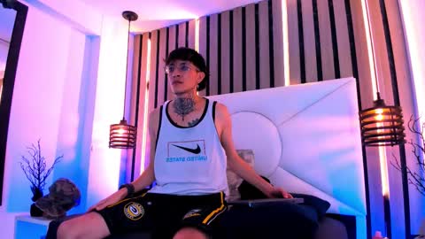 johnsonisaac94  online show from September 26, 1:35 am