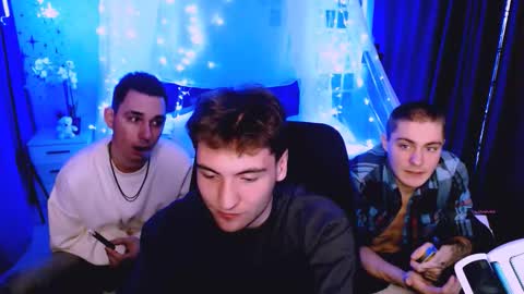 joseph_bear_ online show from December 3, 8:31 pm