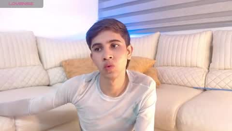 joshua_saenz_ online show from July 1, 12:41 am