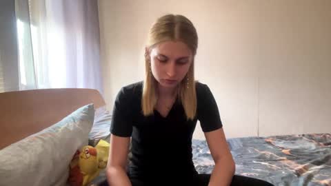 Lola online show from April 11, 6:40 am