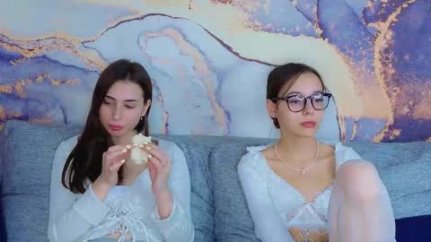 Snapshot of juicy_jaice chatting on October 9, 8:31 am leyla online show from October 9, 8:31 am