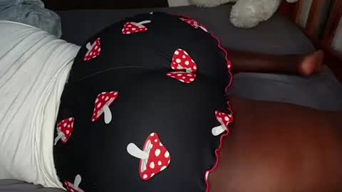 Snapshot of juicybooty_001 chatting on October 14, 7:11 am Sweetass online show from October 14, 7:11 am